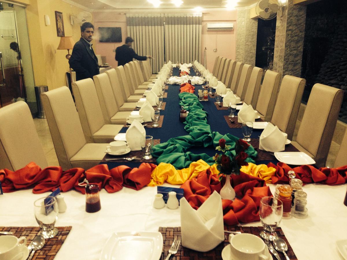 Mir Continental Hotel Muzaffarabad Bagian luar foto