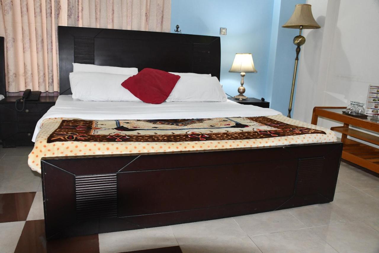 Mir Continental Hotel Muzaffarabad Bagian luar foto