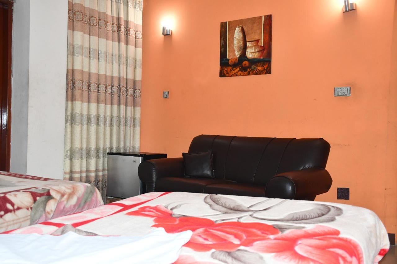Mir Continental Hotel Muzaffarabad Bagian luar foto